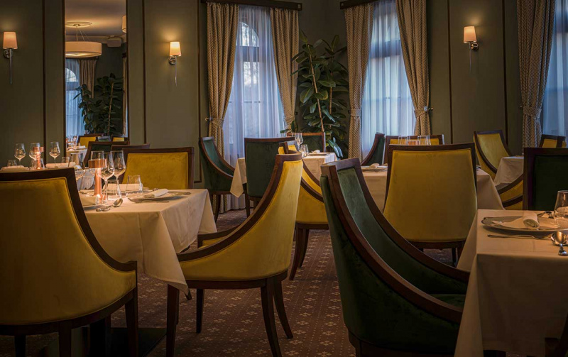 Restaurant & Bar